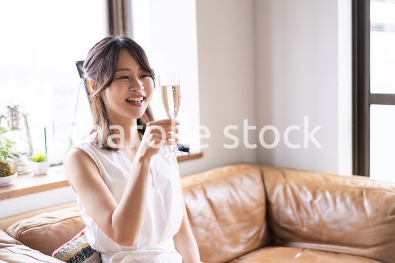 スパークリングワインを飲む若い女性