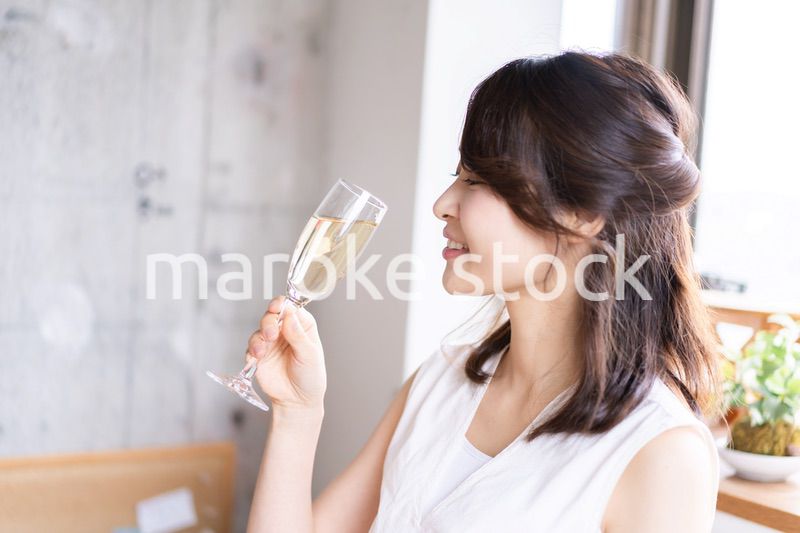スパークリングワインを飲む若い女性