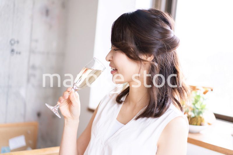 スパークリングワインを飲む若い女性