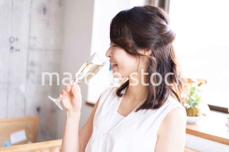 スパークリングワインを飲む若い女性
