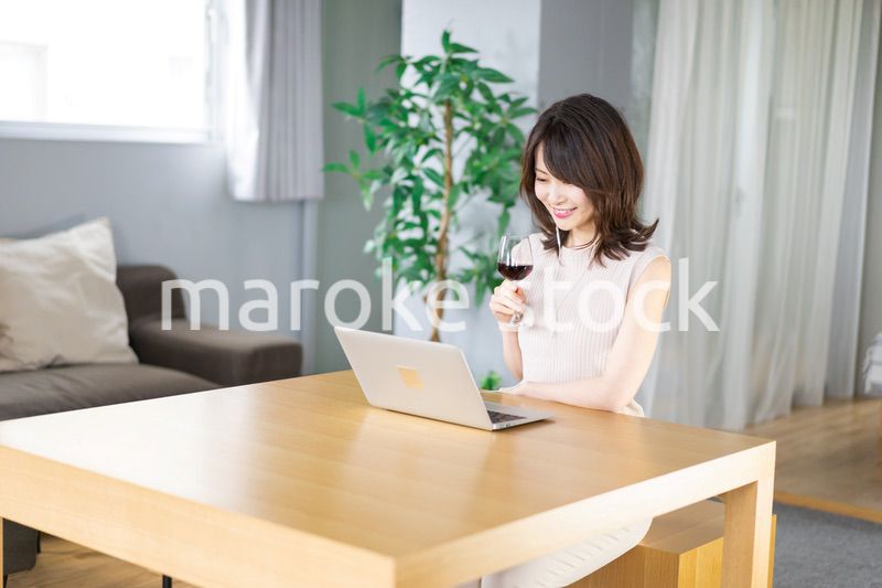 オンライン飲み会に参加する若い女性