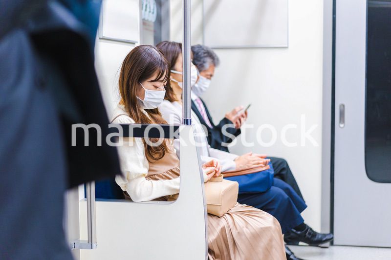 電車・地下鉄で移動する人々