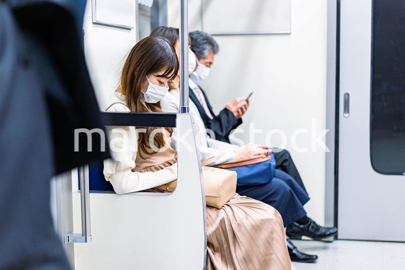 電車・地下鉄で移動する人々
