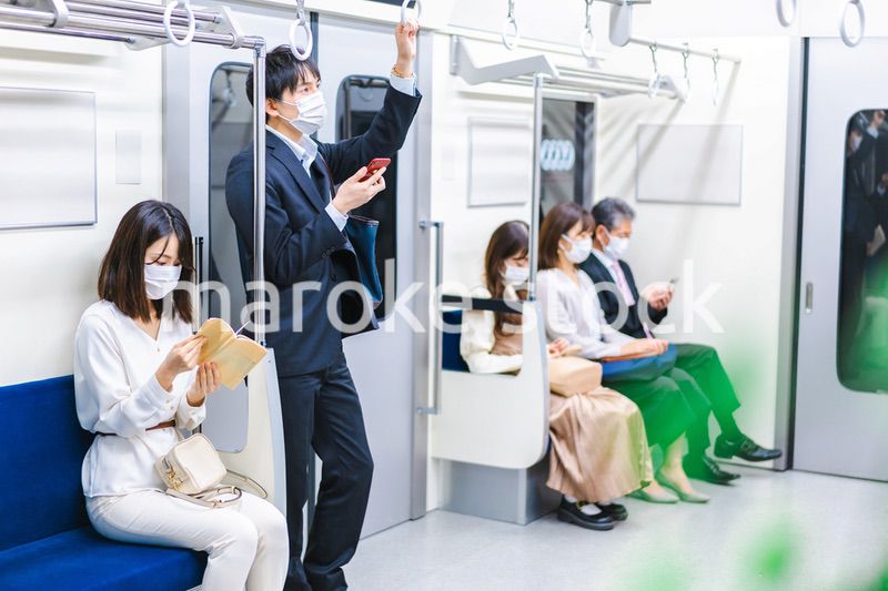 電車・地下鉄で移動する人々