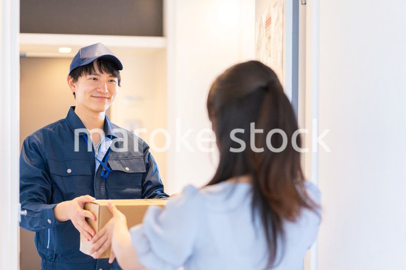 宅配便を受け取る若い女性