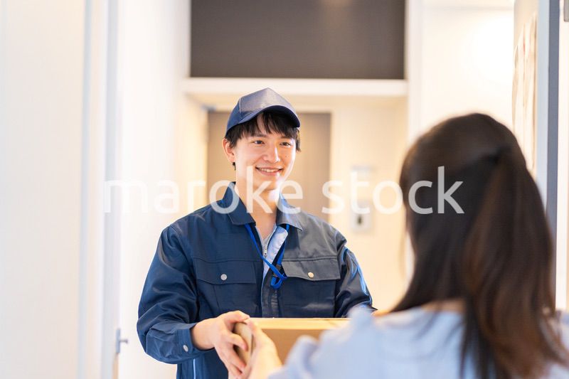 宅配便を受け取る若い女性