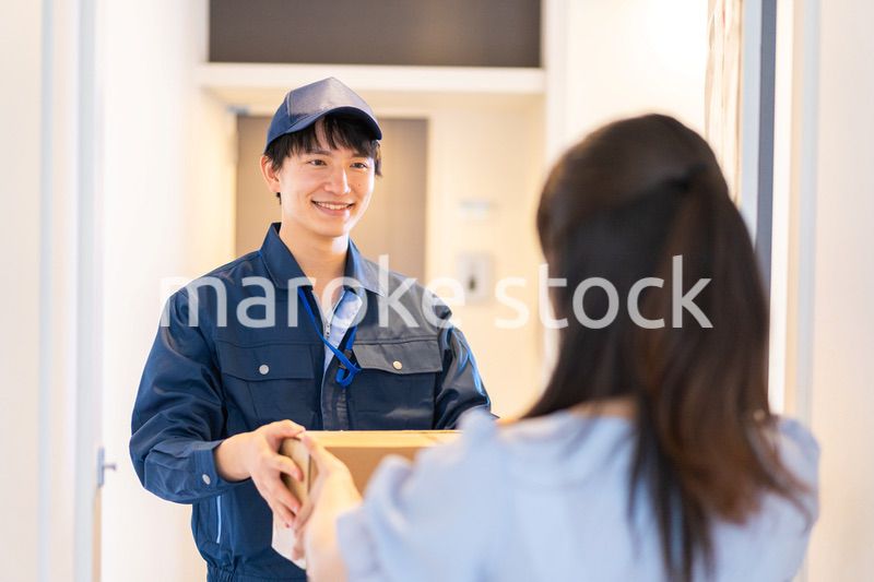 宅配便を受け取る若い女性