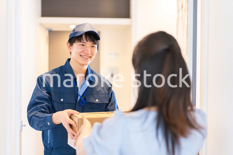 宅配便を受け取る若い女性
