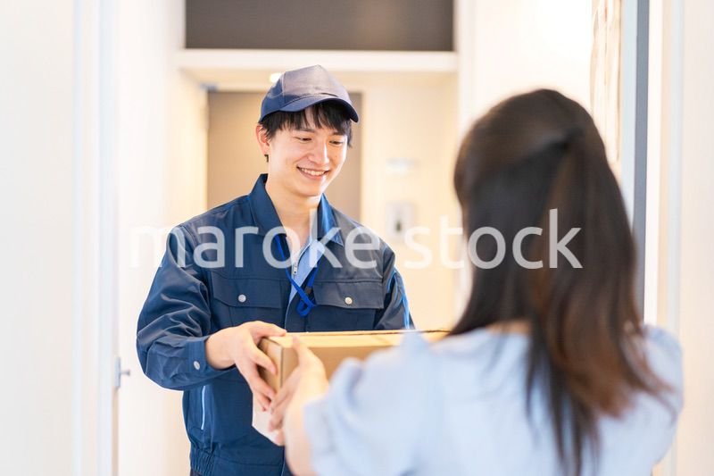 宅配便を受け取る若い女性
