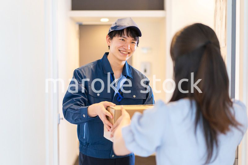 宅配便を受け取る若い女性