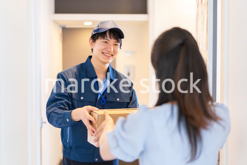 宅配便を受け取る若い女性