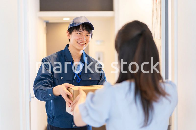 宅配便を受け取る若い女性