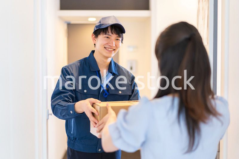宅配便を受け取る若い女性