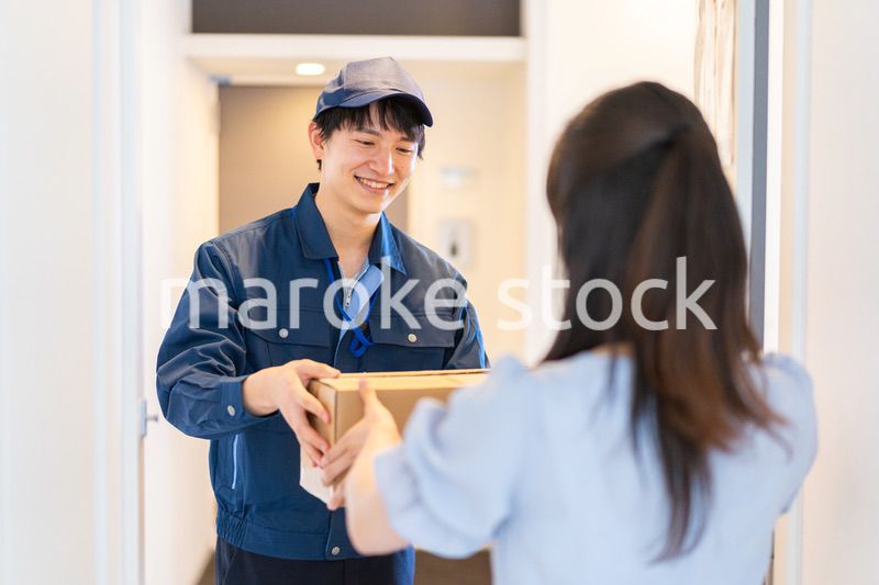 宅配便を受け取る若い女性