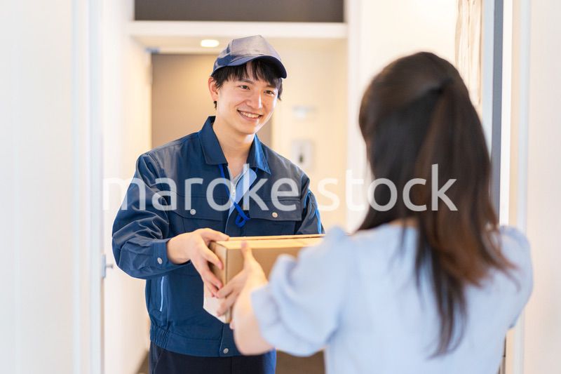 宅配便を受け取る若い女性