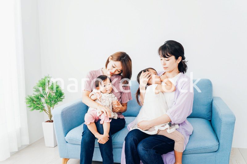 お家に集まる子育て中のママたち