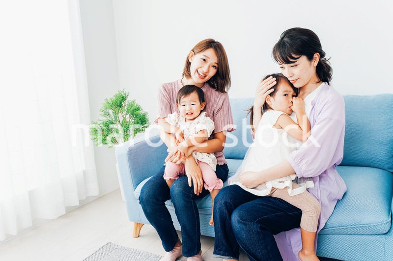 お家に集まる子育て中のママたち