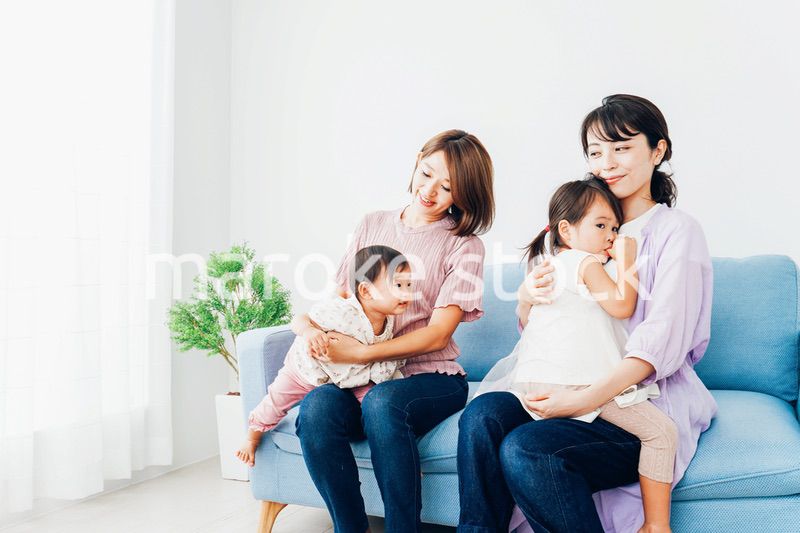 お家に集まる子育て中のママたち