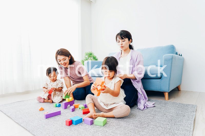お家に集まる子育て中のママたち
