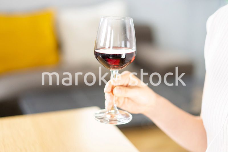 オンライン飲み会に参加する若い女性