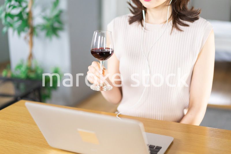 オンライン飲み会に参加する若い女性