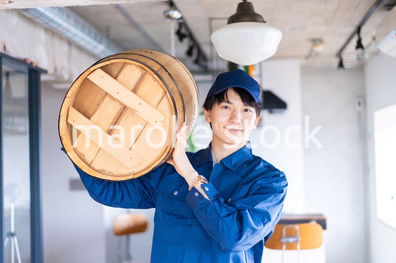 樽を運ぶ男性