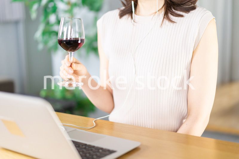 オンライン飲み会に参加する若い女性