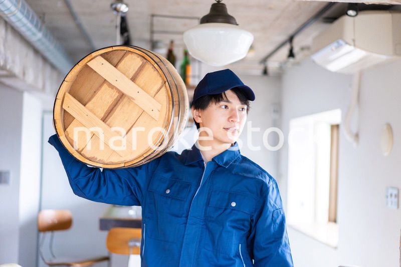 樽を運ぶ男性