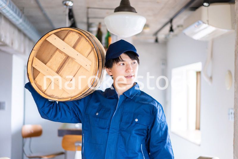樽を運ぶ男性