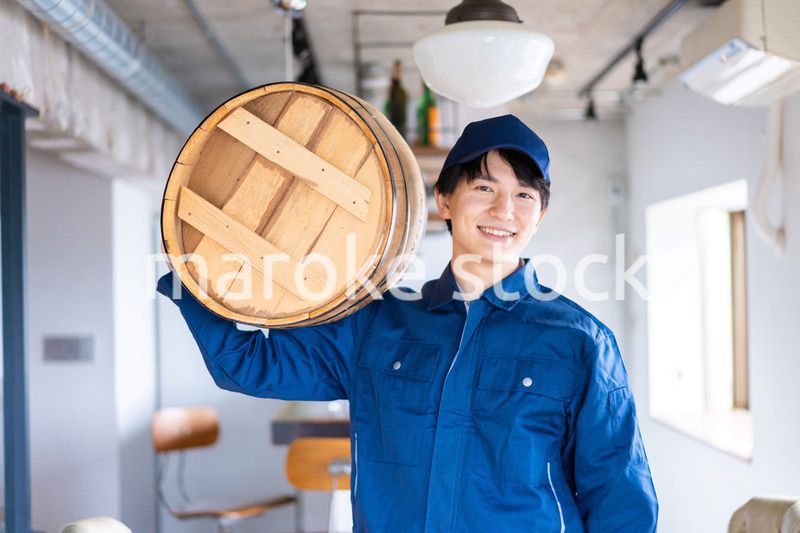 樽を運ぶ男性