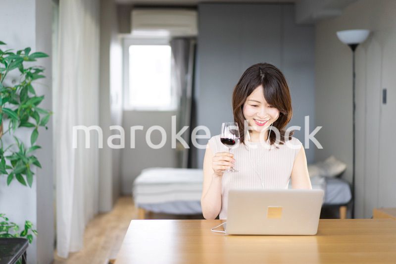 オンライン飲み会に参加する若い女性