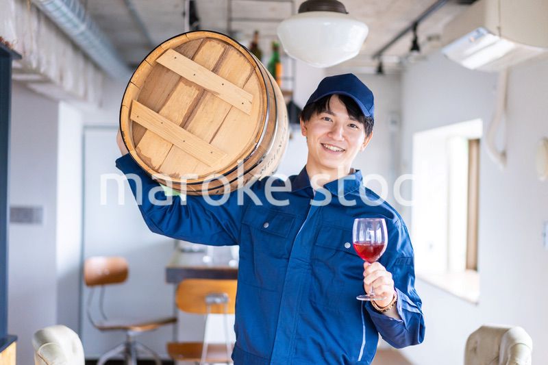 こだわりのワインを生産する男性