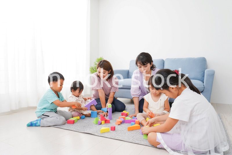 ママ友と遊ぶ子どもたち