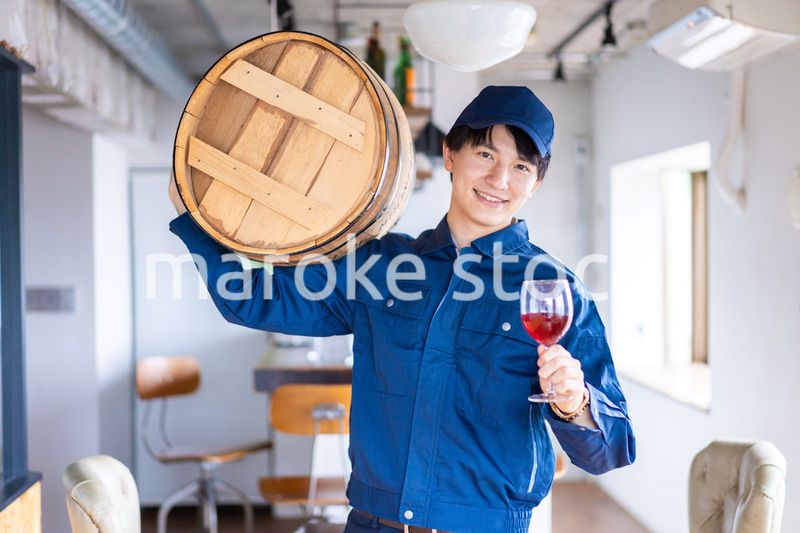 こだわりのワインを生産する男性