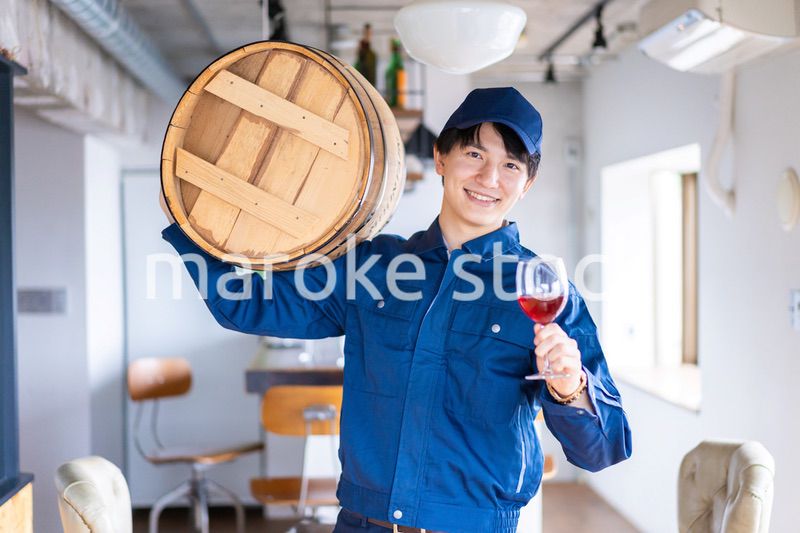 こだわりのワインを生産する男性