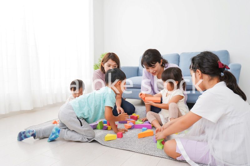 ママ友と遊ぶ子どもたち