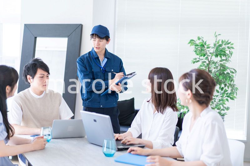 エンジニアと打ち合わせをするビジネスパーソン