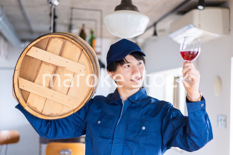 こだわりのワインを生産する男性