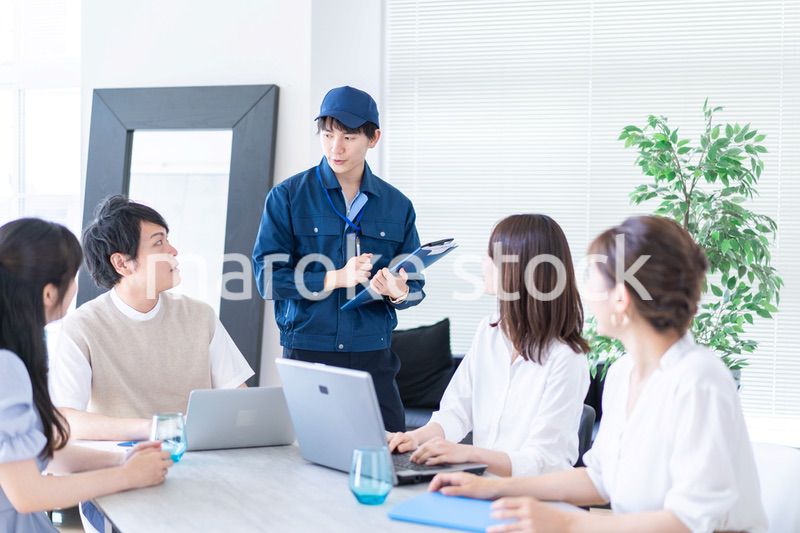 エンジニアと打ち合わせをするビジネスパーソン