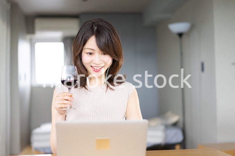 オンライン飲み会に参加する若い女性