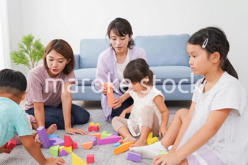 ママ友と遊ぶ子どもたち