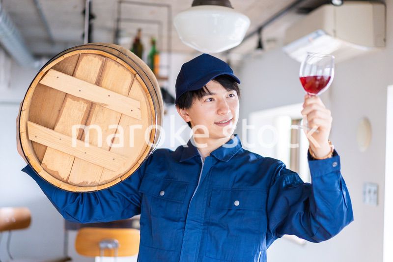 こだわりのワインを生産する男性