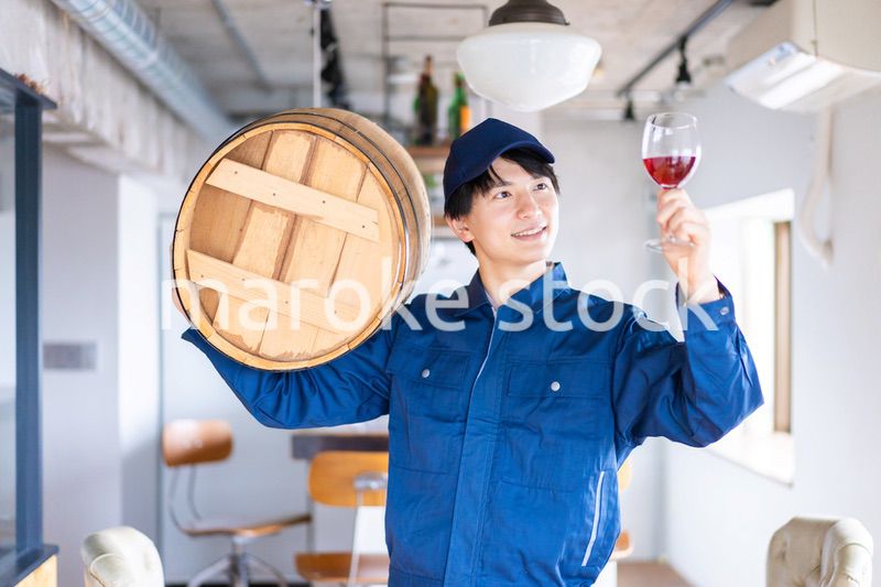 こだわりのワインを生産する男性