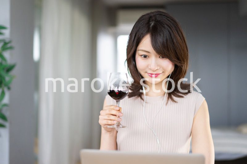オンライン飲み会に参加する若い女性