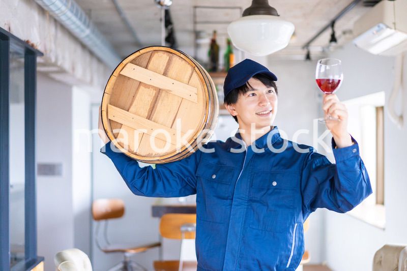 こだわりのワインを生産する男性