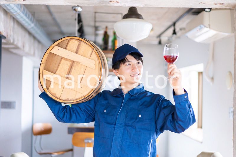 こだわりのワインを生産する男性