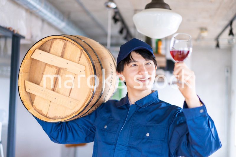 こだわりのワインを生産する男性