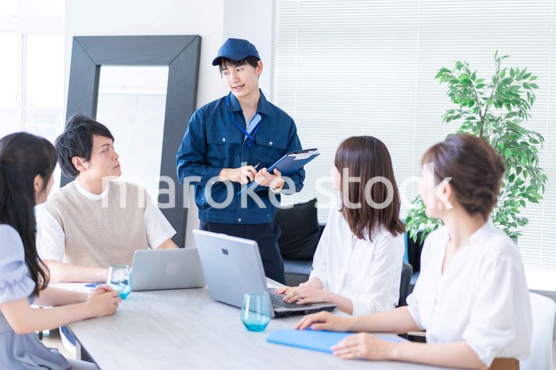 エンジニアと打ち合わせをするビジネスパーソン