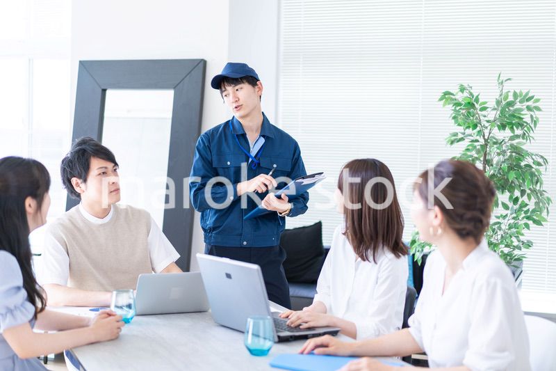 エンジニアと打ち合わせをするビジネスパーソン