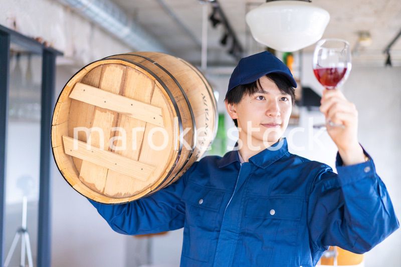 こだわりのワインを生産する男性